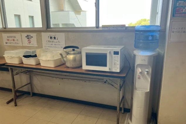 リゾートバイトの寮の共用スペース。ウォーターサーバーや電子レンジがあり、食事や休憩に自由に利用できます。