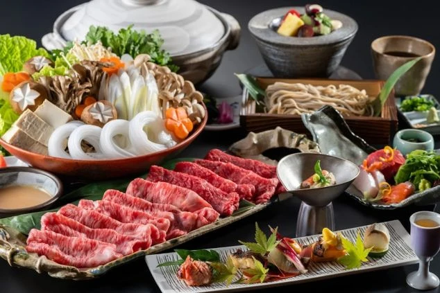 豪華な料理の数々。肉、魚、野菜が美しく盛り付けられており、調理スキルを活かせる。