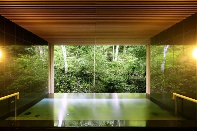 緑豊かな森の中にある温泉。自然に囲まれた癒やしの環境で、のびのびと働ける。