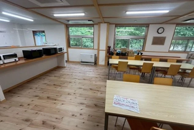 リゾートバイトのスタッフが利用出来る、電子レンジやトースター、テーブルが揃った清潔な寮の共有ダイニングの画像。
