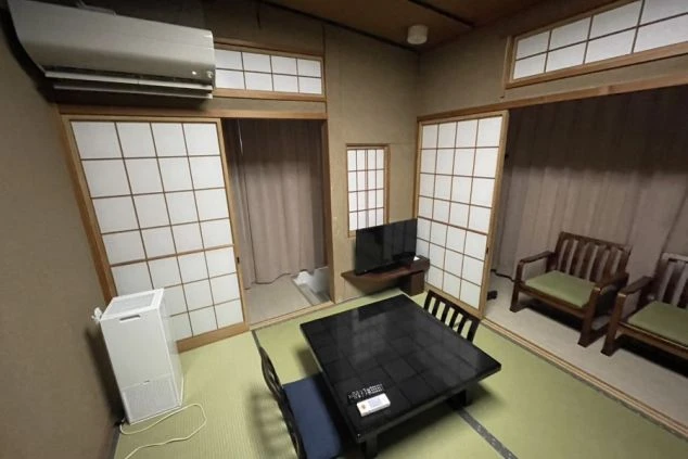 リゾートバイト中に生活する館内寮の画像。座卓とテレビが設置された畳敷きの和室。