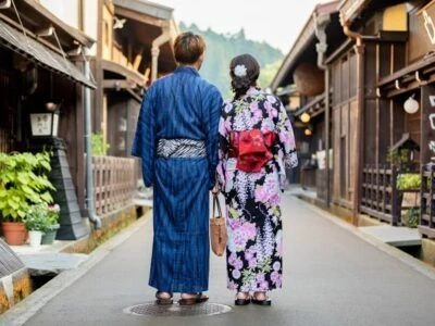 浴衣を着て古い街並みを歩くカップルの後ろ姿の画像。リゾートバイトの休日に観光を楽しむ様子が写っている画像。