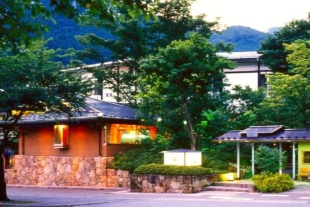 夕暮れに明かりが灯る、旅館やホテルの入り口。リゾートバイトの勤務地の、趣のある雰囲気をアピールする画像。