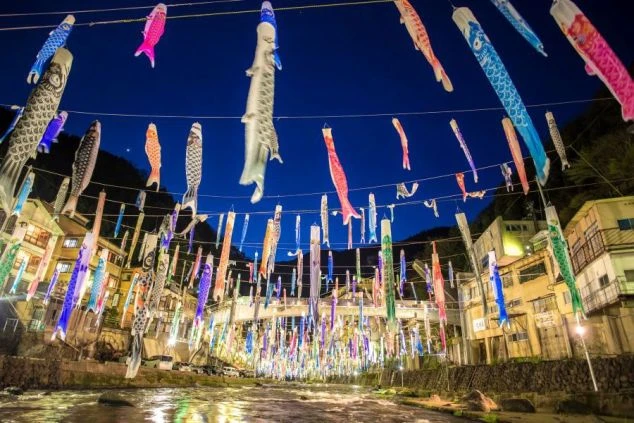 夜間にライトアップされた無数の鯉のぼり。幻想的な景色を楽しめる、季節のイベントが魅力の観光地での求人。