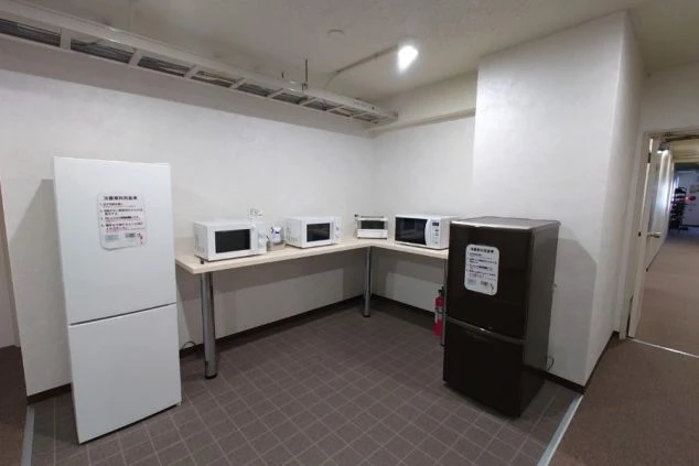 寮の共同キッチン。電子レンジと冷蔵庫が複数あり、自炊も可能。