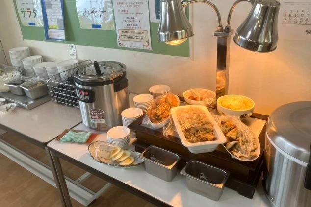 寮の食堂の食事。温かい料理が並んでおり、充実した食事がとれる様子。