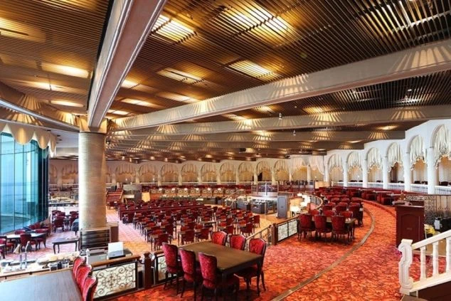 広々としたレストラン。ビュッフェやイベントの準備など、様々な仕事があることが伝わる。