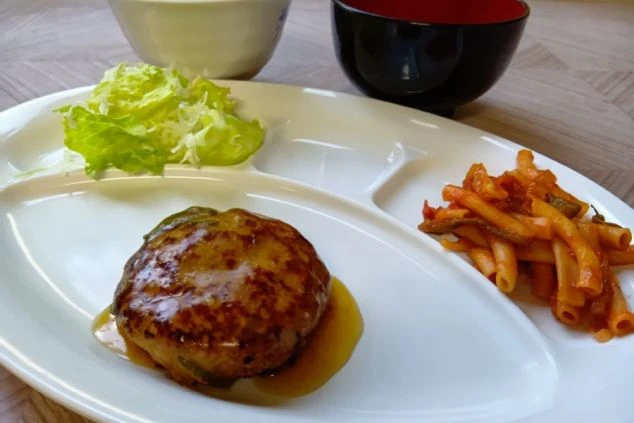 ハンバーグがメインの、リゾートバイトの食事として提供されるまかない画像。