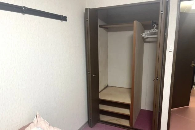 リゾートバイト寮の収納設備。大容量のクローゼット完備で、長期の住み込みでも荷物をすっきり整理可能。