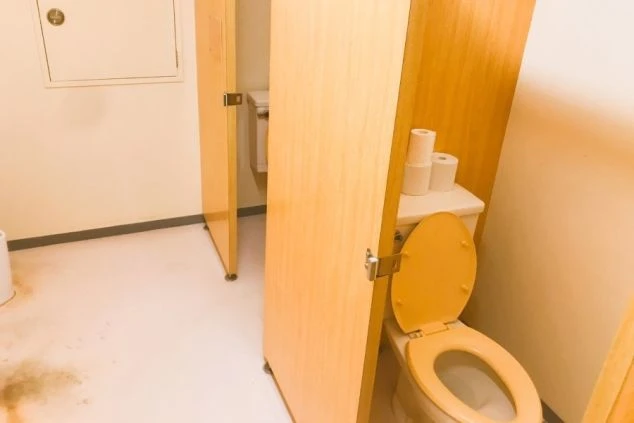 沖縄でリゾートバイトをするスタッフが住む寮のトイレの画像。