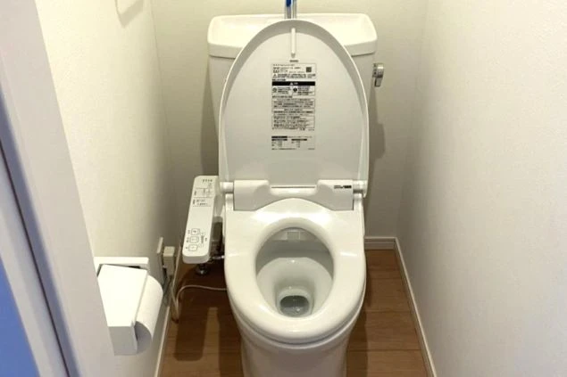 リゾートバイトの寮の部屋内にあるトイレの画像。
