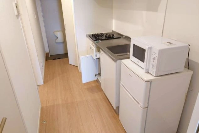 リゾートバイトの寮のキッチン設備の画像。冷蔵庫や電子レンジもあり、新しくキレイ。