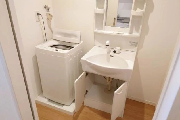 リゾートバイトの寮の洗濯機と独立洗面台の設備の画像。