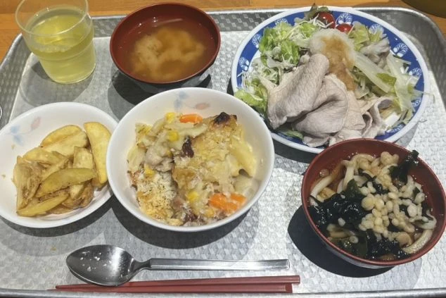 リゾートバイトの食事として提供される豪華なまかない料理の画像。