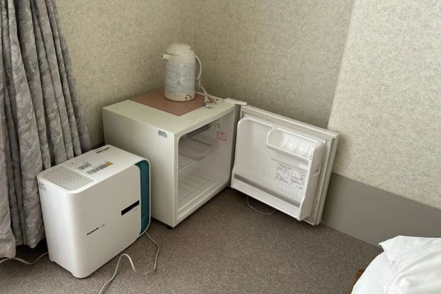 寮の個室。冷蔵庫、ケトル、加湿器を完備。