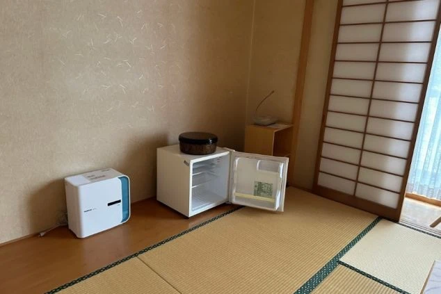 寮の和室。畳、テレビ、冷蔵庫を完備。