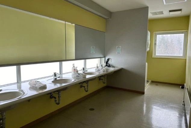 寮の共用洗面台。清潔な複数のシンク完備。