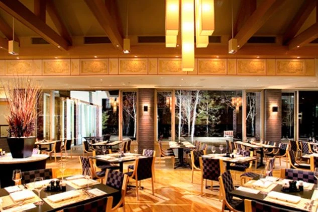 広々としたホテルのレストラン。窓から光が差し込み、落ち着いた雰囲気の中で、リゾートバイトでレストランサービスや配膳の仕事に興味がある方に魅力的な職場環境の画像。