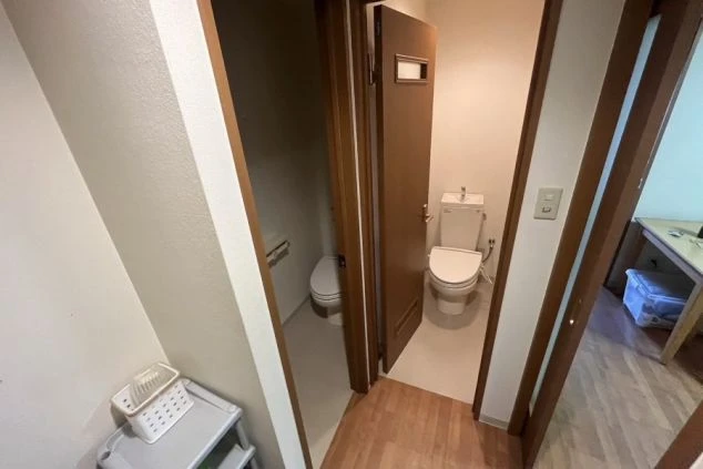 リゾートバイト寮のトイレ。温水洗浄便座付きのトイレが2つ並んでおり、共同で利用できる設備の寮の画像。