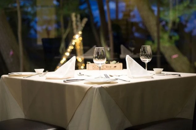 セッティングされたテーブル。リゾートバイトの仕事場となる施設の雰囲気。