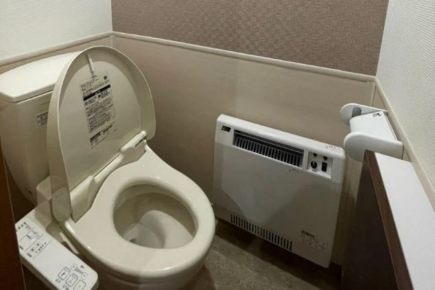 暖房機が設置された温水洗浄便座付きのトイレ。
