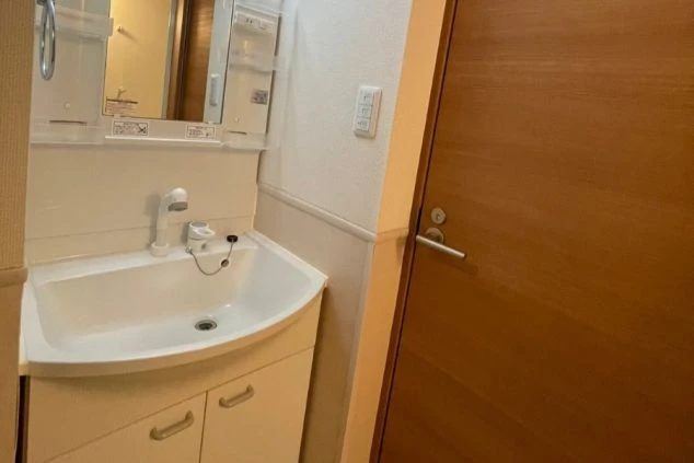 収納棚と鏡付きの洗面台。