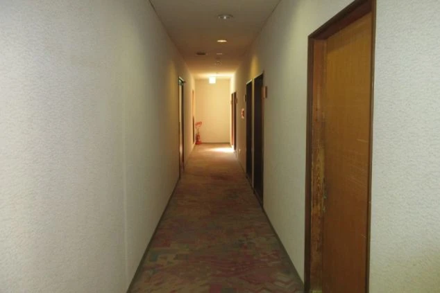 リゾートバイトの男子寮の屋内廊下の画像。