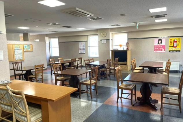 リゾートバイトの寮の談話スペースの画像。