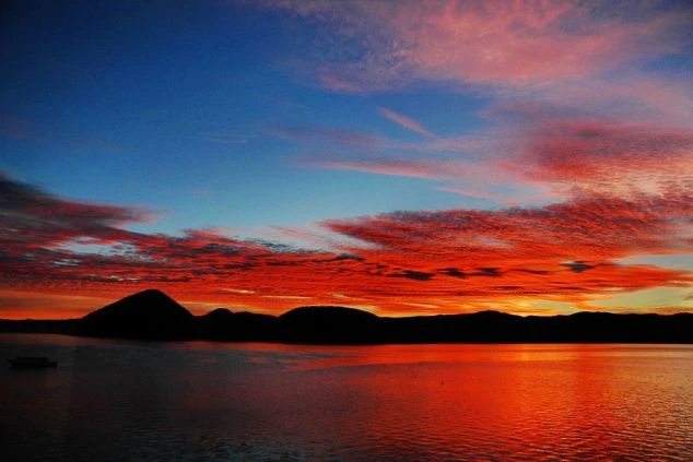 夕焼けに染まる洞爺湖の絶景写真。
