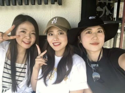 リゾートバイトの従業員が休日に遊んでいる様子を写した画像。笑顔の女性3人が楽しそうに自撮りしている画像。