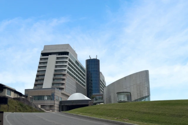 サミット開催地にもなった山頂に立つ高級感のあるホテルの外観。ハイクラスなホテルでの仕事募集。