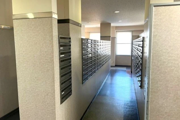 リゾートバイトの個室寮の入口の画像。郵便受けが並んでいる。