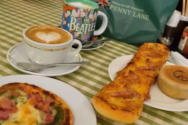 カフェで提供されるメニューの画像。ラテアートの入ったカプチーノとパン。