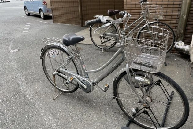 リゾートバイトの寮の共用自転車の画像。数台の自転車停まっており、リゾートバイト中の移動に便利。