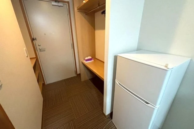 リゾートバイトの従業員寮のユニットバスの画像。浴槽、洗面台、トイレが一体になっている様子が写っている画像。