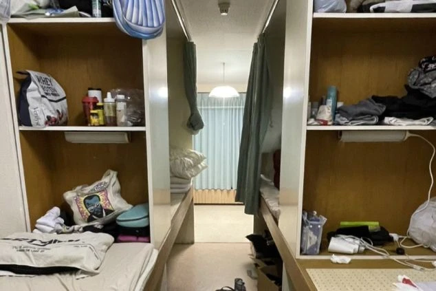 リゾートバイトの相部屋寮の部屋の画像