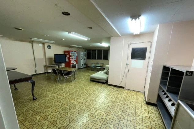 リゾートバイトの相部屋寮の談話スペースの画像