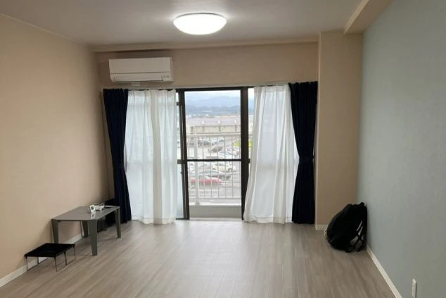 リゾートバイトの個室寮の和室。畳敷きの部屋で、窓からは光が差し込み、落ち着いて過ごせる空間の画像。