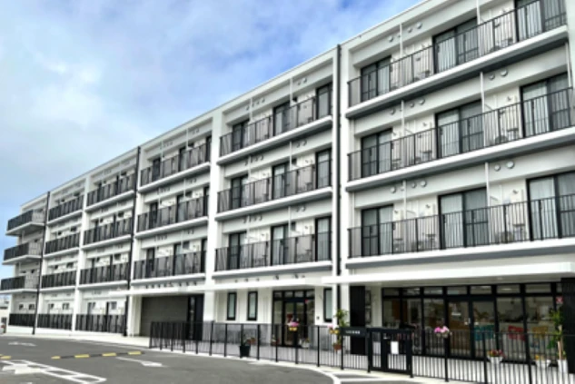 リゾートバイト求人サイト「ワクトリ」で紹介している、新築の寮外観。おしゃれなアパートタイプの個室寮で、快適な寮生活を送れます。