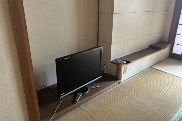 寮の小さなユニットバス。浴槽、洗面台、温水洗浄便座付きのトイレが一体になっている。