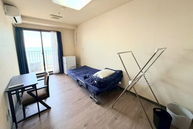 男性寮の個室。ベッドやテレビ、冷蔵庫などが完備されており、すぐに生活を始められる。