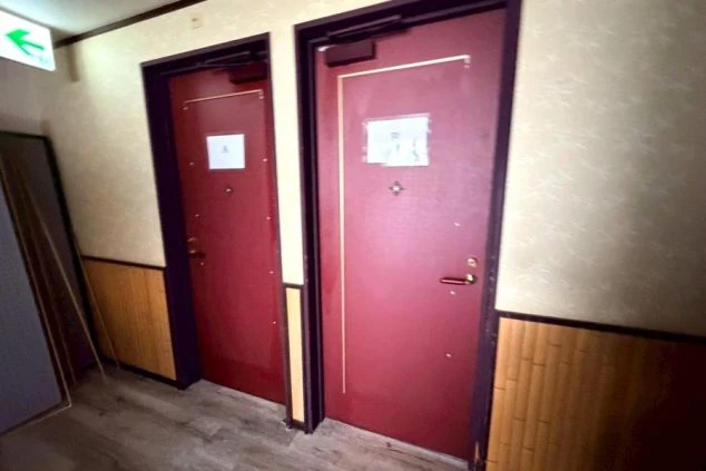 寮の個室。ベッドやテーブルが備え付けられており、プライベート空間が確保されている様子。