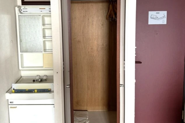 寮の机とテレビ。仕事終わりや休日に、部屋でリラックスできる。