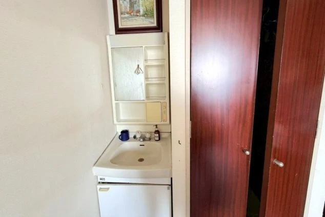 寮の机とテレビ。仕事終わりや休日に、部屋でリラックスできる。