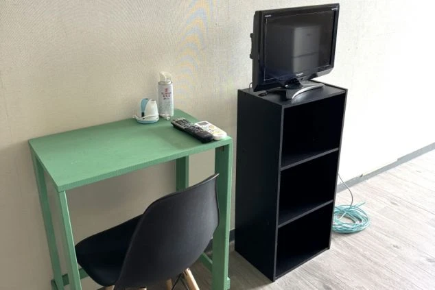 寮の部屋に設置されたエアコン。快適な室温で、季節を問わず快適に過ごせる。