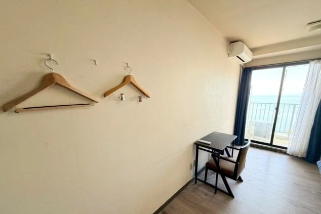 	寮の部屋に設置されたエアコン。快適な室温で、季節を問わず快適に過ごせる。