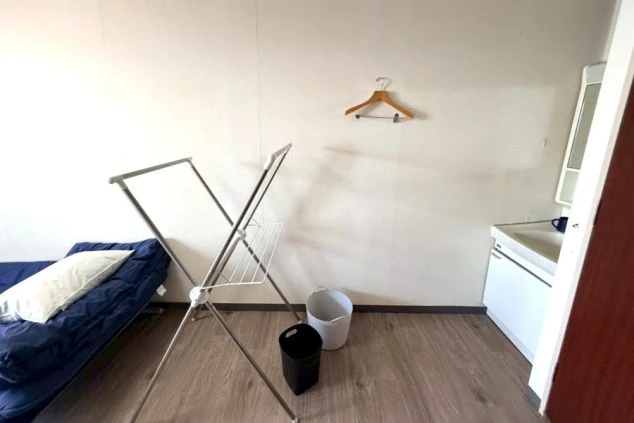 寮のクローゼットと洗面台。洗面台と収納スペースが確保されており、身だしなみを整えられる。