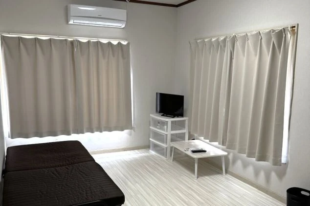 女性寮の個室。テレビやテーブル、ベッドが備え付けられており、すぐに生活を始められる。