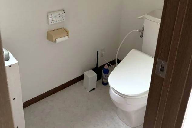 女性寮のトイレ。温水洗浄機能付きで、快適に利用できる。