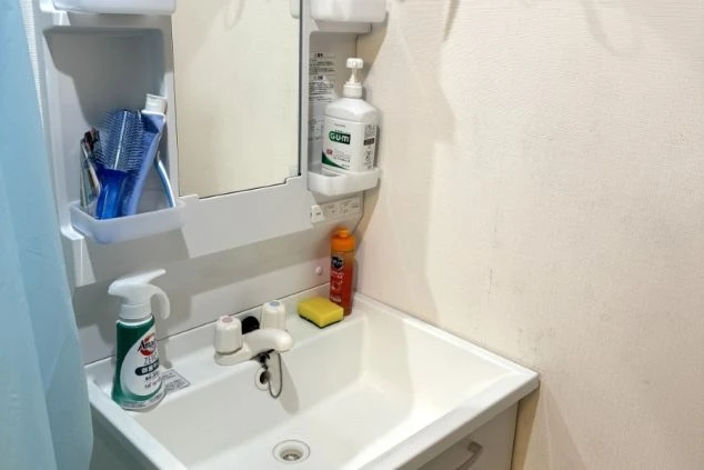 女性寮の洗面所。洗面台が清潔に保たれており、快適に利用できる様子。